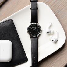 Laden Sie das Bild in den Galerie-Viewer, Abeler & Söhne Herrenarmbanduhr mit schwarzem Lederband und schwarzem Zifferblatt