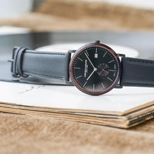 Laden Sie das Bild in den Galerie-Viewer, Abeler & Söhne Herrenarmbanduhr in schwarz mit Lederband